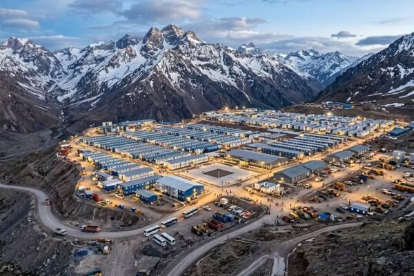 Campamento minero modular en la cordillera de San Juan para el proyecto de cobre Vicuna