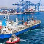 Muelle del puerto de Chancay, en Per&uacute;, con gr&uacute;as y contenedores