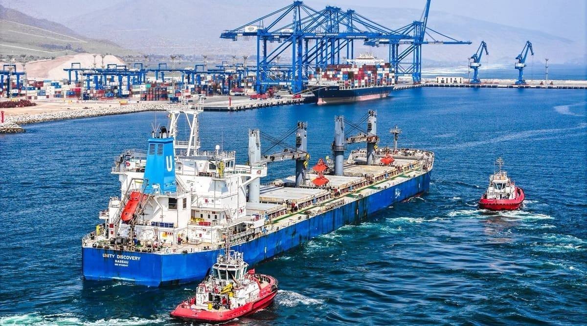 Muelle del puerto de Chancay, en Per&uacute;, con gr&uacute;as y contenedores