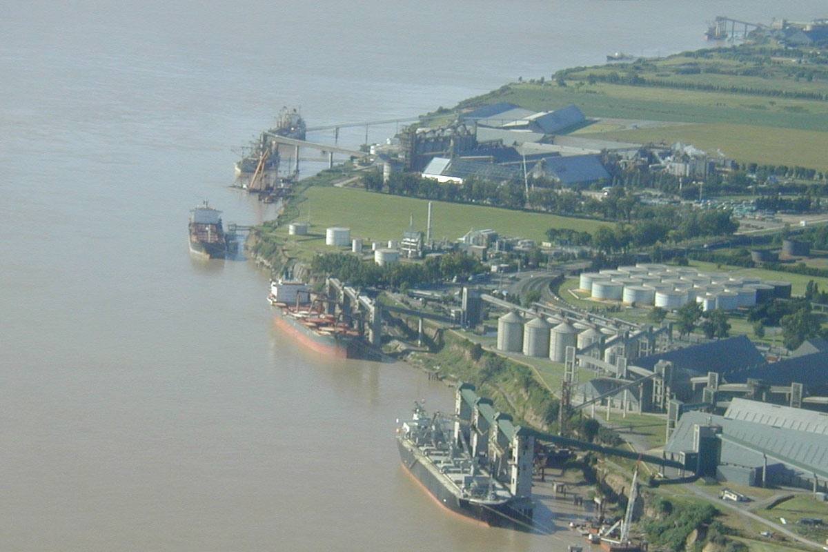 Autoridades de Puerto General San Martín reunidas con la delegación de la estatal china CMEC