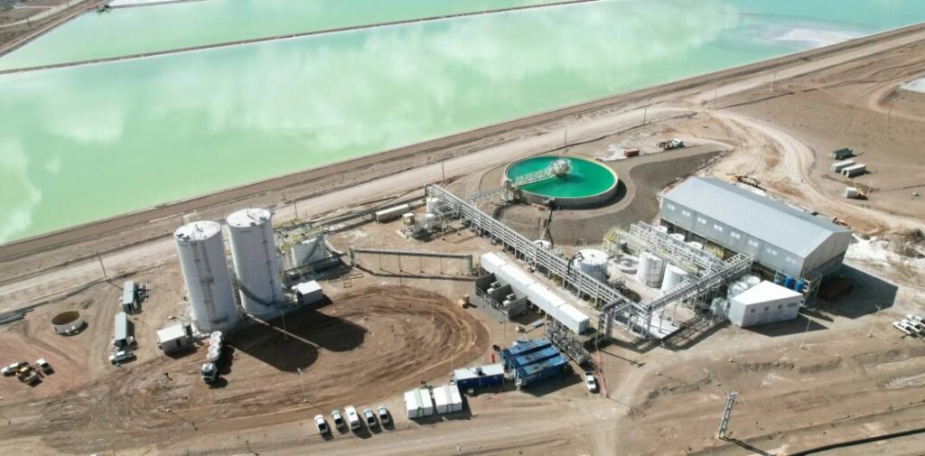 Planta de litio de Lithium Argentina en la Puna, con piletas de salmuera