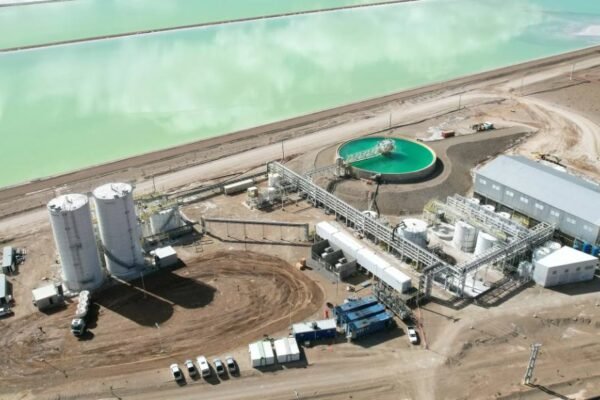 Planta de litio de Lithium Argentina en la Puna, con piletas de salmuera
