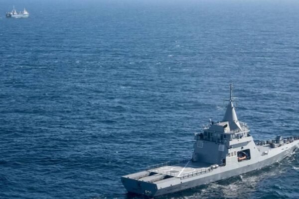 Buque de la Armada Argentina durante un operativo de control pesquero en el Mar Argentino