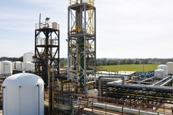 Planta petroquímica con torres de destilación y tuberías