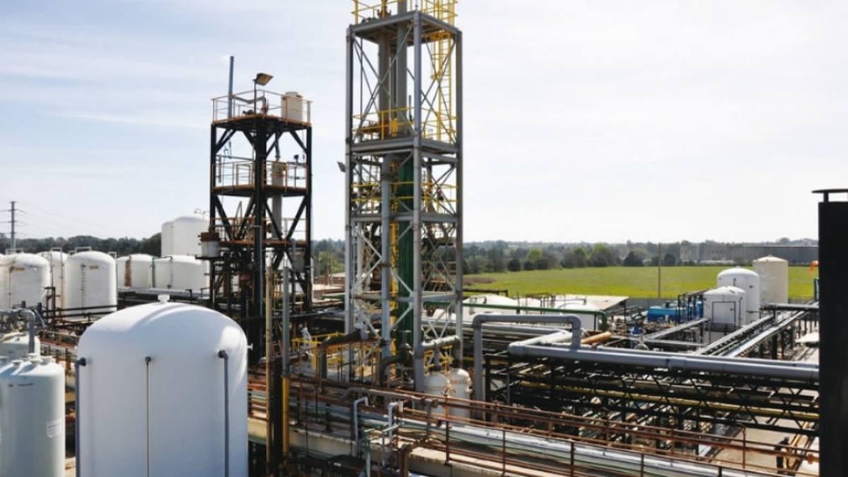 Planta petroquímica con torres de destilación y tuberías