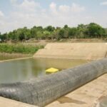 Presa inflable de fabricacion china como la que la Provincia de Buenos Aires analiza instalar en el rio Lujan