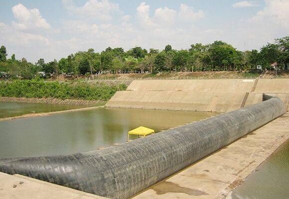 Presa inflable de fabricacion china como la que la Provincia de Buenos Aires analiza instalar en el rio Lujan