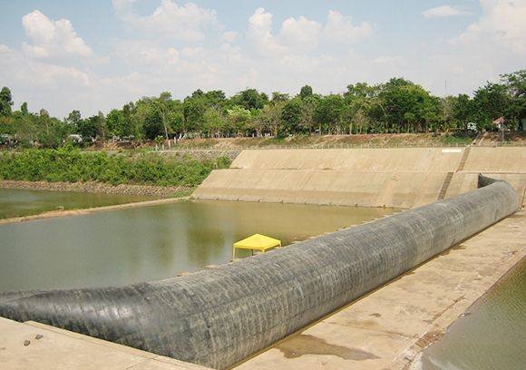 Presa inflable de fabricacion china como la que la Provincia de Buenos Aires analiza instalar en el rio Lujan