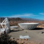 Estructura del radiotelescopio chino-argentino CART en Barreal, San Juan, con el plato de 40 metros a medio montar