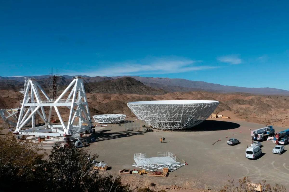 Estructura del radiotelescopio chino-argentino CART en Barreal, San Juan, con el plato de 40 metros a medio montar