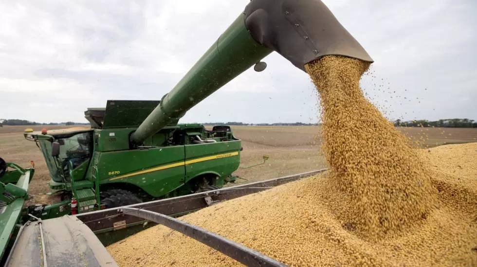 Tractores y maquinaria agrícola de origen chino en un campo argentino