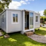 Vivienda modular prefabricada de origen chino instalada sobre un terreno